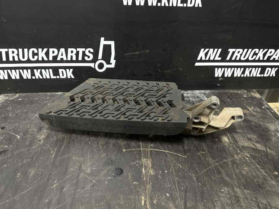 VOLVO UPPER STEP 24175790 - Cab and interior for Truck: picture 1 VOLVO UPPER STEP 24175790 - Cab and interior for Truck: picture 1