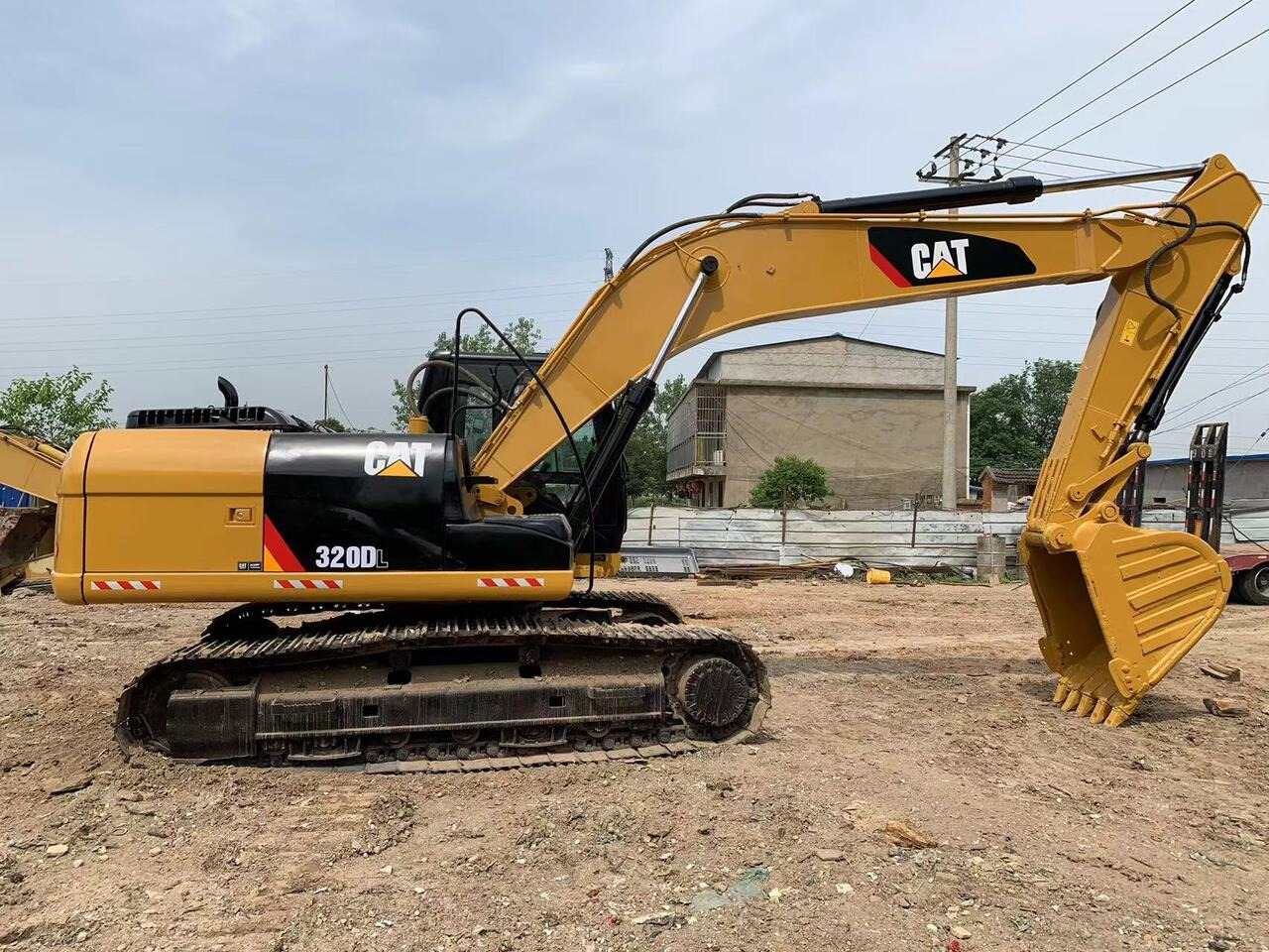 CATERPILLAR 320DL - Crawler excavator: picture 2 CATERPILLAR 320DL - Crawler excavator: picture 2