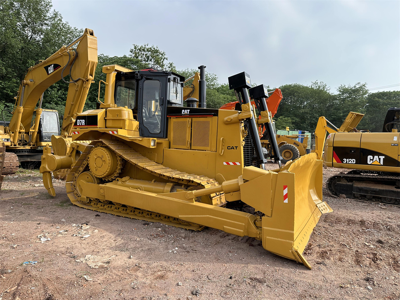 Bulldozer CATERPILLAR D7R: picture 1