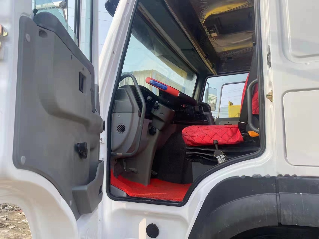 Tipper for transportation of heavy machinery SINOTRUK HOWO 371 Tipper truck: picture 8