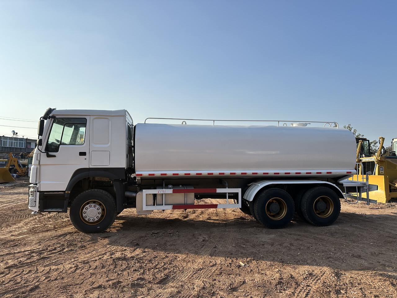 SINOTRUK HOWO 371 Water Tanker Truck - Tanker truck: picture 5 SINOTRUK HOWO 371 Water Tanker Truck - Tanker truck: picture 5