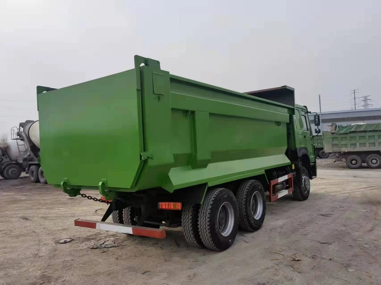 SINOTRUK Howo Dump truck 371hp - Tipper: picture 5 SINOTRUK Howo Dump truck 371hp - Tipper: picture 5