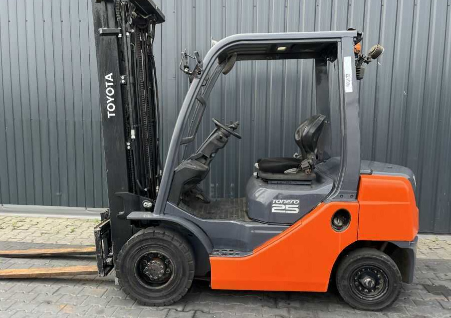 Toyota 8FGF25 - Diesel forklift: picture 2 Toyota 8FGF25 - Diesel forklift: picture 2