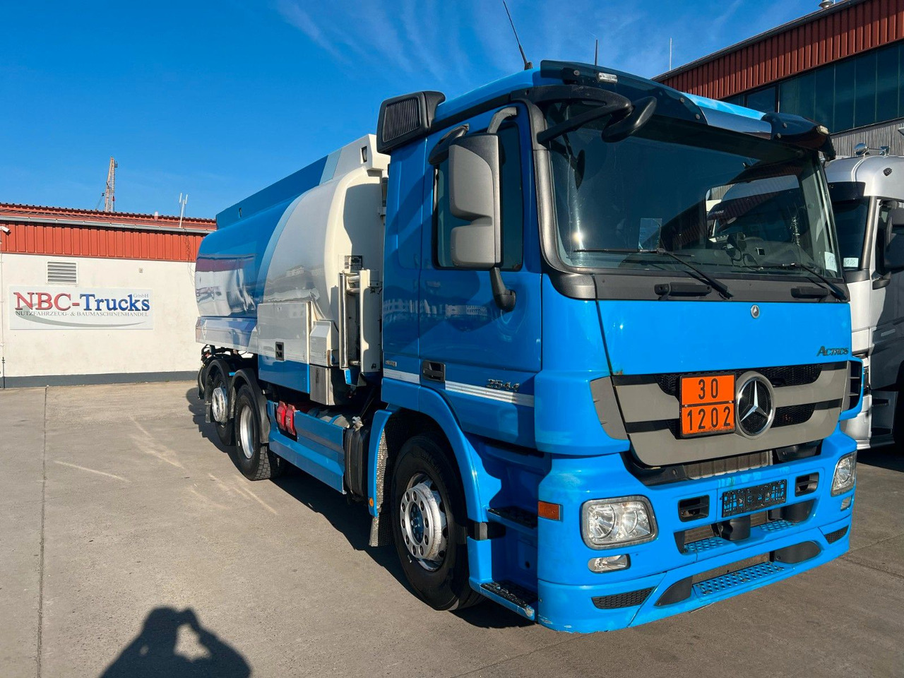 Mercedes-Benz ACTROS 2544 * 3 KAMMER * OBEN/UNTEN * LIFT * - Tanker truck: picture 3 Mercedes-Benz ACTROS 2544 * 3 KAMMER * OBEN/UNTEN * LIFT * - Tanker truck: picture 3