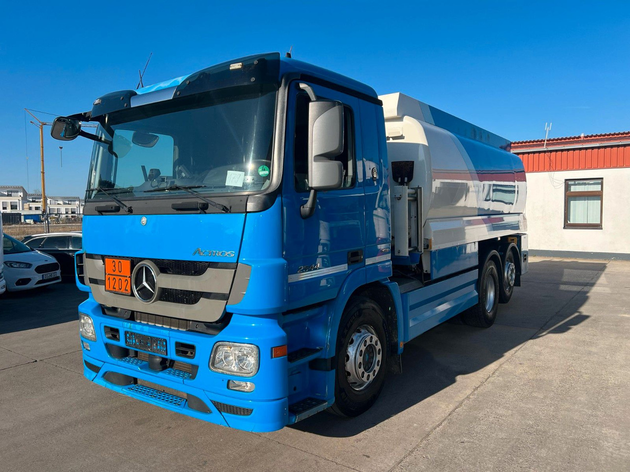 Mercedes-Benz ACTROS 2544 * 3 KAMMER * OBEN/UNTEN * LIFT * - Tanker truck: picture 1 Mercedes-Benz ACTROS 2544 * 3 KAMMER * OBEN/UNTEN * LIFT * - Tanker truck: picture 1