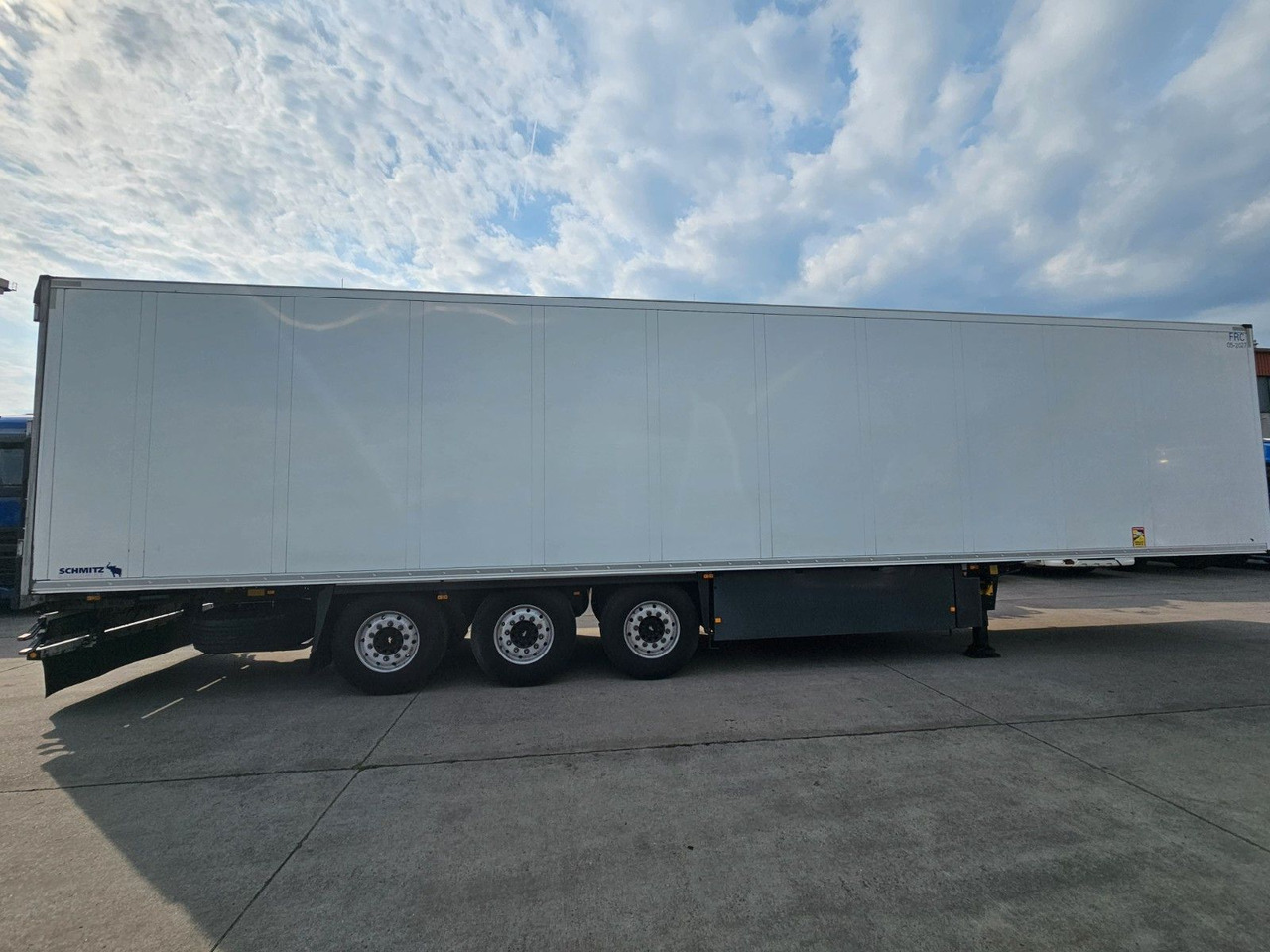 Schmitz Cargobull NKS * DOPPELST. * UNFALL * THERMOK. * LIFT * - Refrigerator semi-trailer: picture 4 Schmitz Cargobull NKS * DOPPELST. * UNFALL * THERMOK. * LIFT * - Refrigerator semi-trailer: picture 4