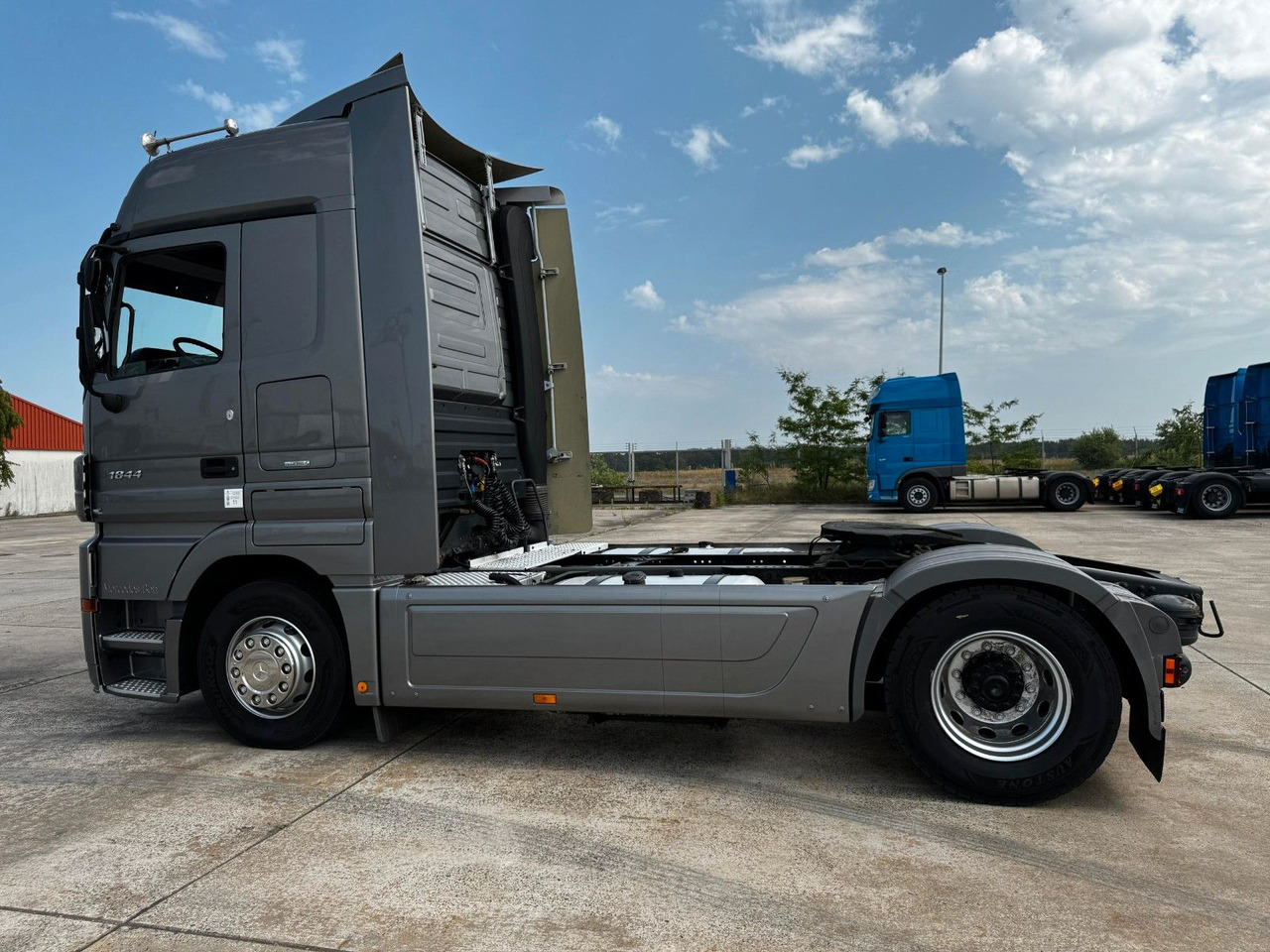 Mercedes-Benz ACTROS 1844 * AUTOMATIK * TOP * NEUE REIFEN - Tractor unit: picture 5 Mercedes-Benz ACTROS 1844 * AUTOMATIK * TOP * NEUE REIFEN - Tractor unit: picture 5