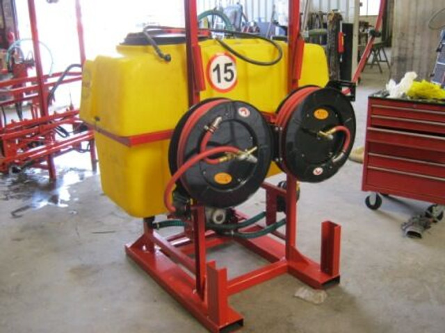 Reinigings spuiten - Tractor mounted sprayer: picture 1 Reinigings spuiten - Tractor mounted sprayer: picture 1