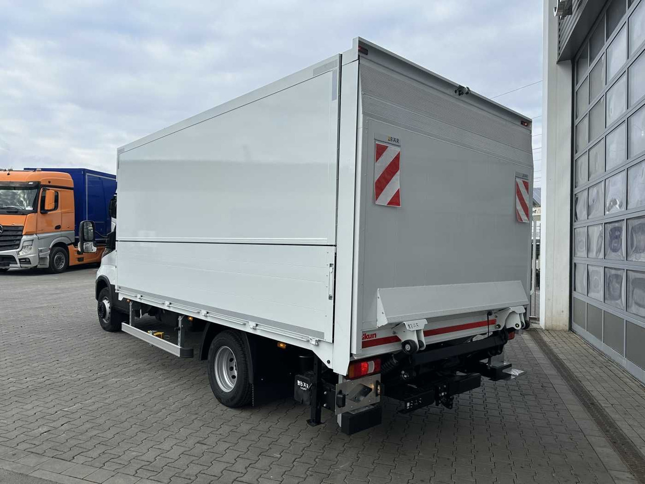 Iveco Daily 70C18 HA8 *LBW*Schwenkwandkoffer* - Closed box van: picture 5 Iveco Daily 70C18 HA8 *LBW*Schwenkwandkoffer* - Closed box van: picture 5