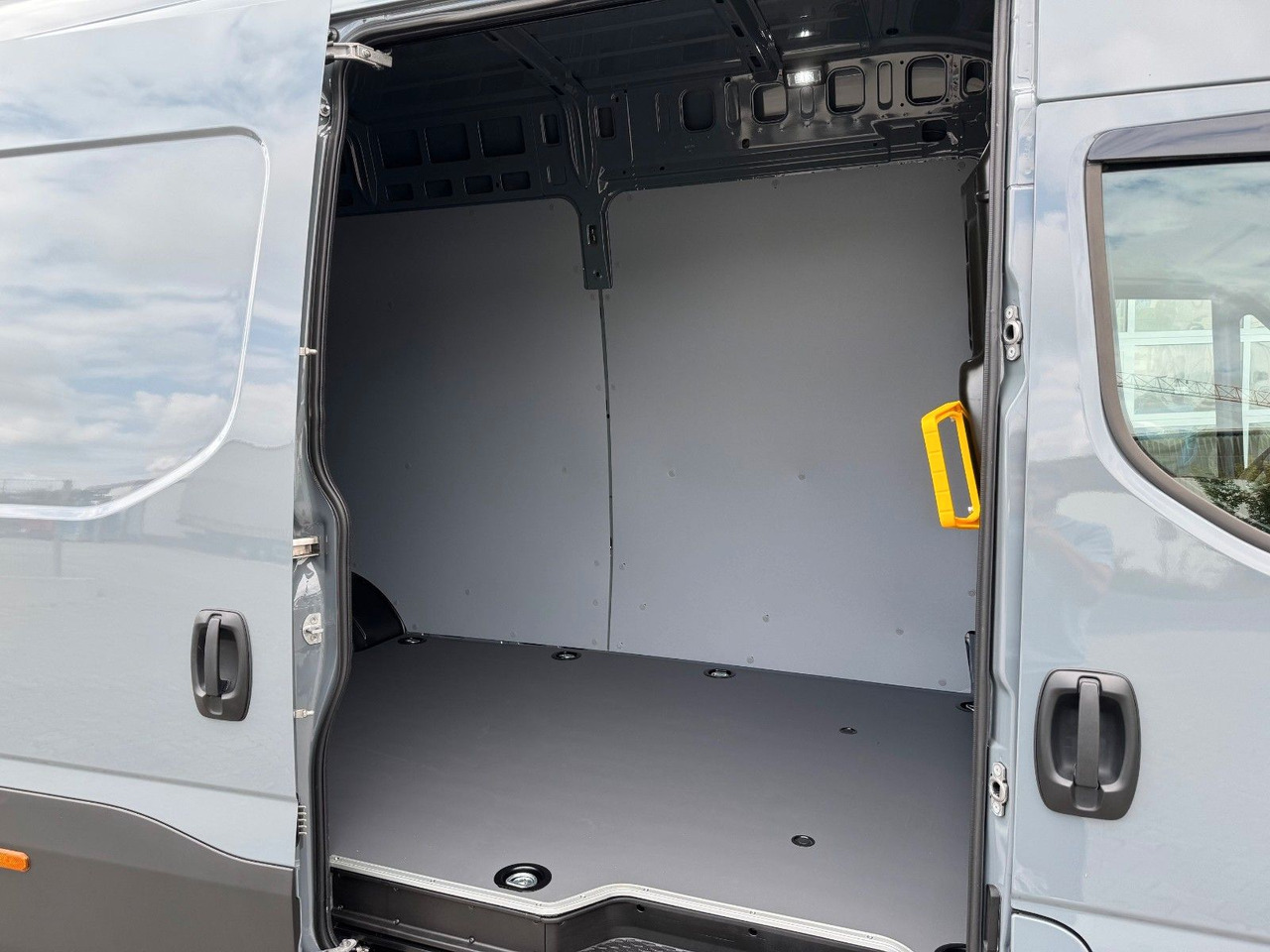 Iveco Daily 70C21 3.0L *L4*H3*Automatik*LED*Luft* 2x - Panel van: picture 3 Iveco Daily 70C21 3.0L *L4*H3*Automatik*LED*Luft* 2x - Panel van: picture 3
