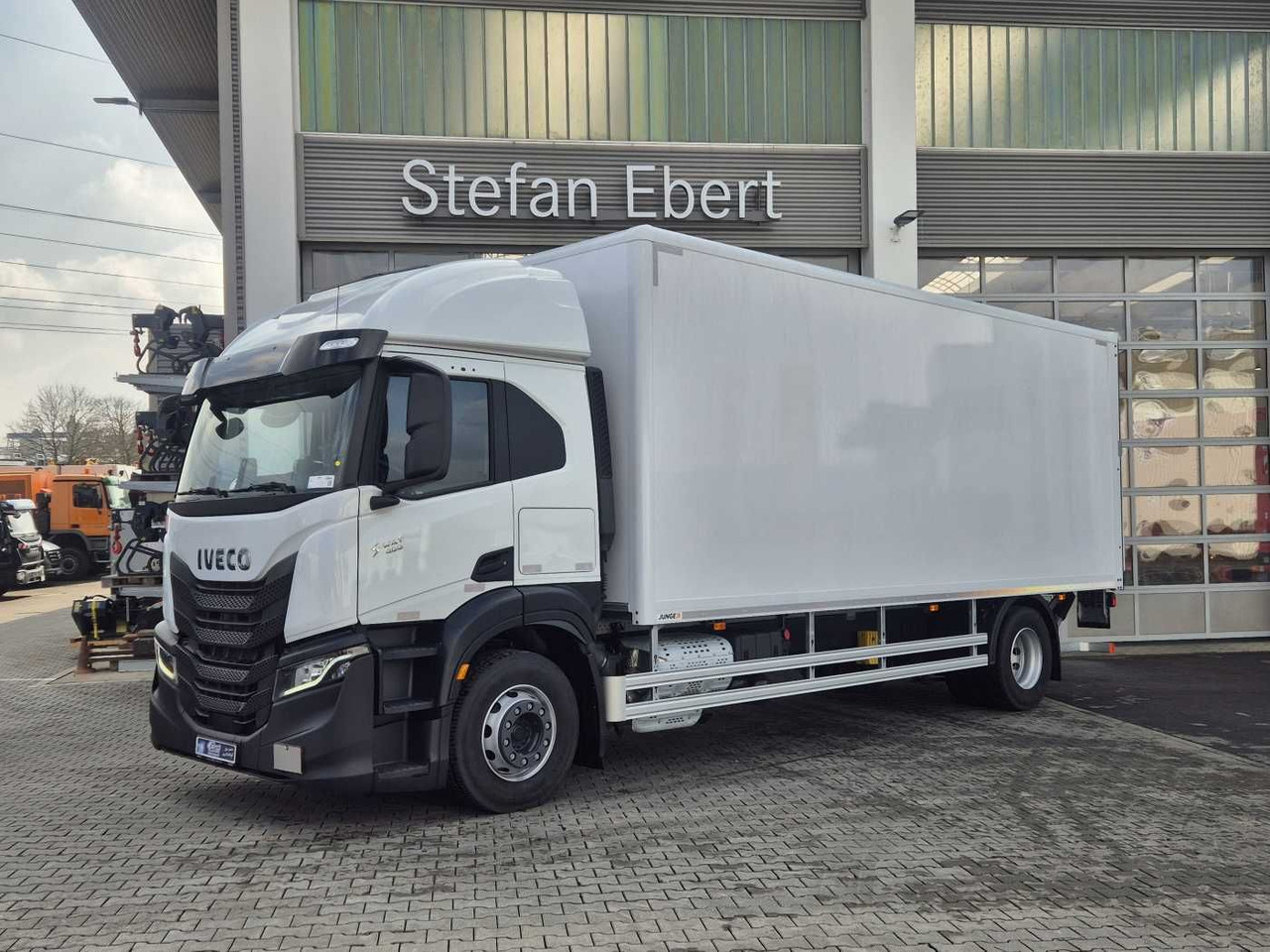 Iveco S Way AT190S40/P LBW Tür AHK Navi Bett - Box truck: picture 2 Iveco S Way AT190S40/P LBW Tür AHK Navi Bett - Box truck: picture 2