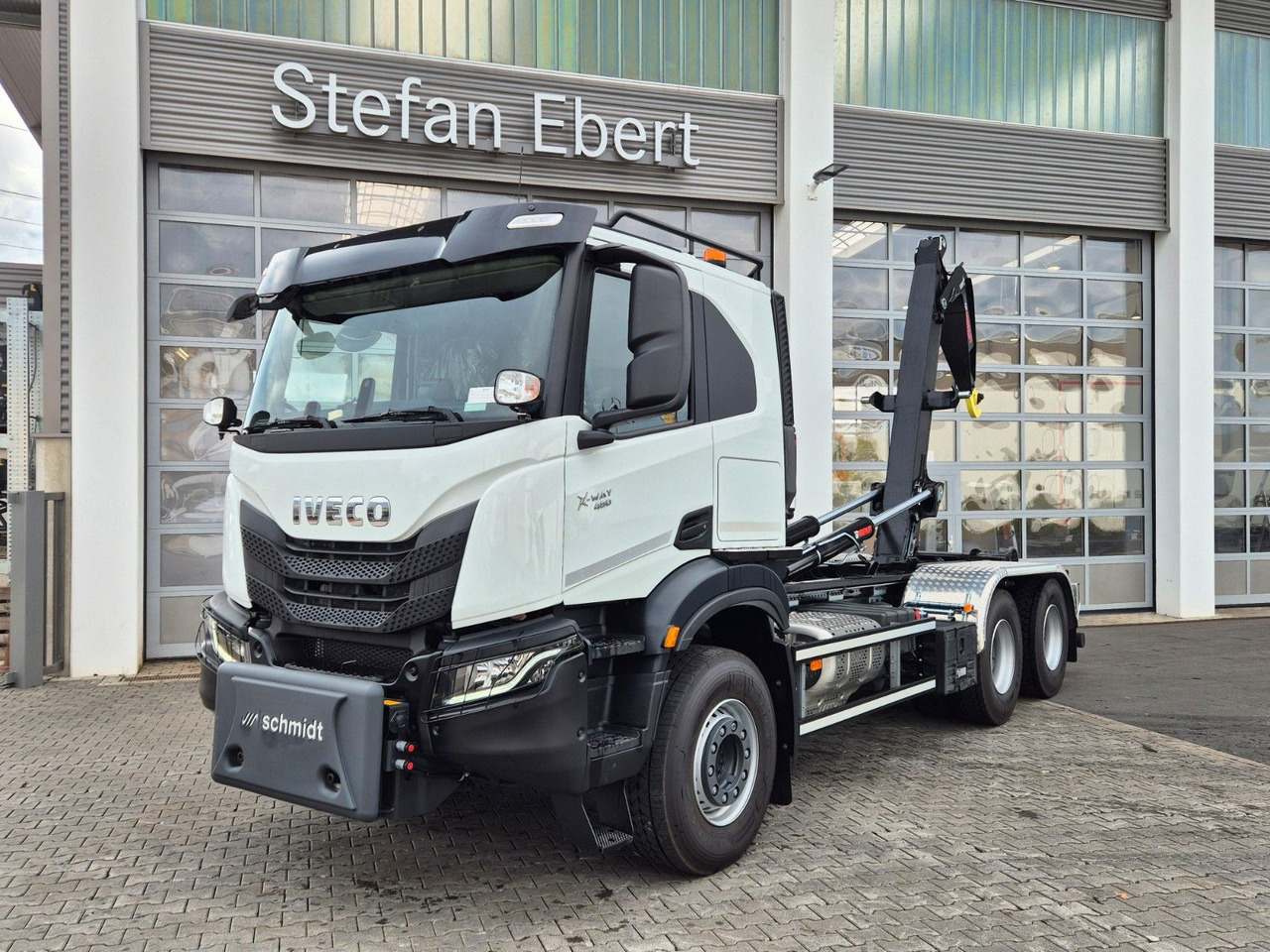 Iveco X-Way AT300X48Z/P HR OFF 6x4 Hiab Winterdienst - Hook lift truck: picture 1 Iveco X-Way AT300X48Z/P HR OFF 6x4 Hiab Winterdienst - Hook lift truck: picture 1