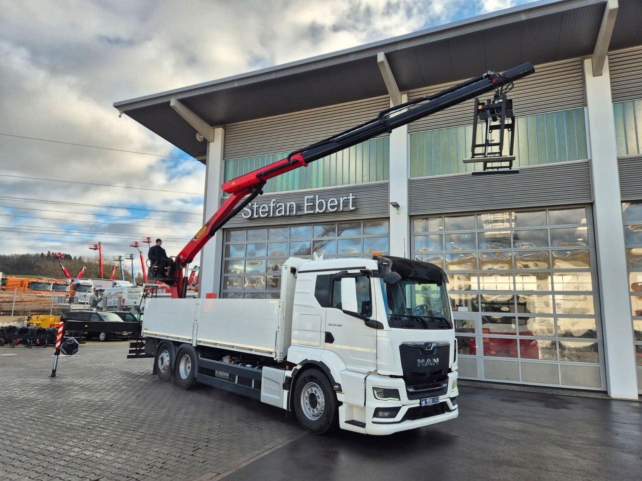 MAN TGS 26.470 6x2-4 LL Baustoff Palfinger PK20.501L - Dropside/ Flatbed truck, Crane truck: picture 1 MAN TGS 26.470 6x2-4 LL Baustoff Palfinger PK20.501L - Dropside/ Flatbed truck, Crane truck: picture 1