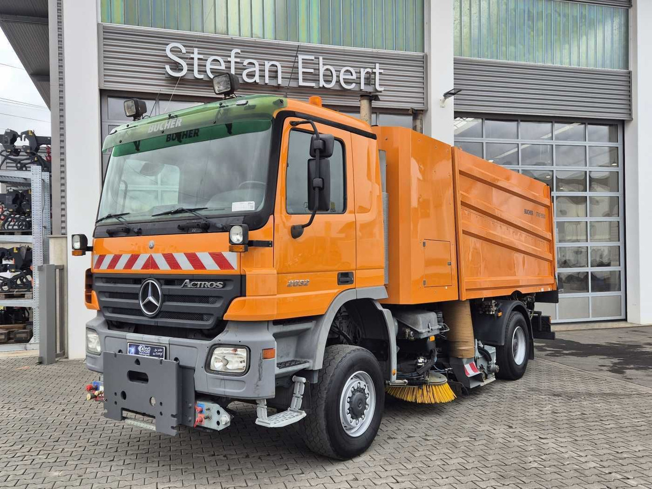 Mercedes-Benz Actros 2032 A 4x4 Bucher STKF 9500 Airport 30x - Road sweeper: picture 1 Mercedes-Benz Actros 2032 A 4x4 Bucher STKF 9500 Airport 30x - Road sweeper: picture 1