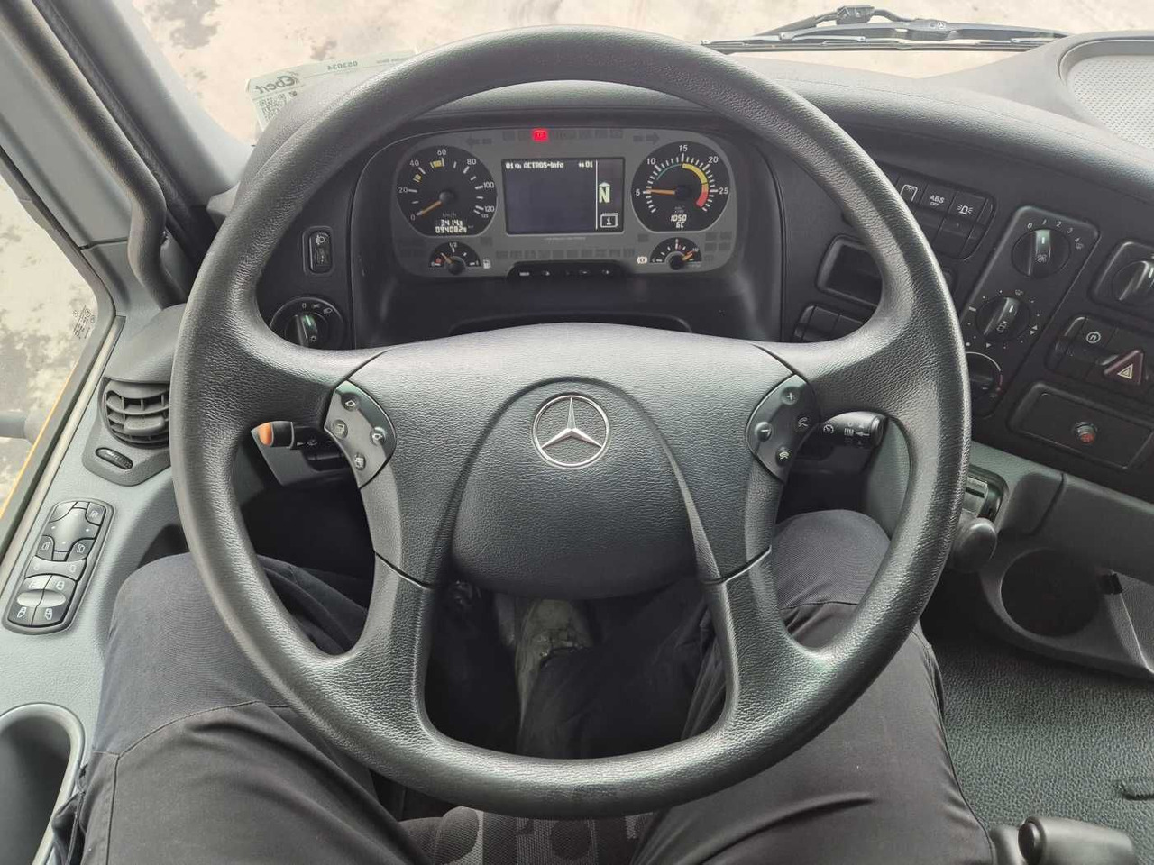 Road sweeper Mercedes-Benz Actros 2032 A 4x4 Bucher STKF 9500 Airport 30x: picture 12