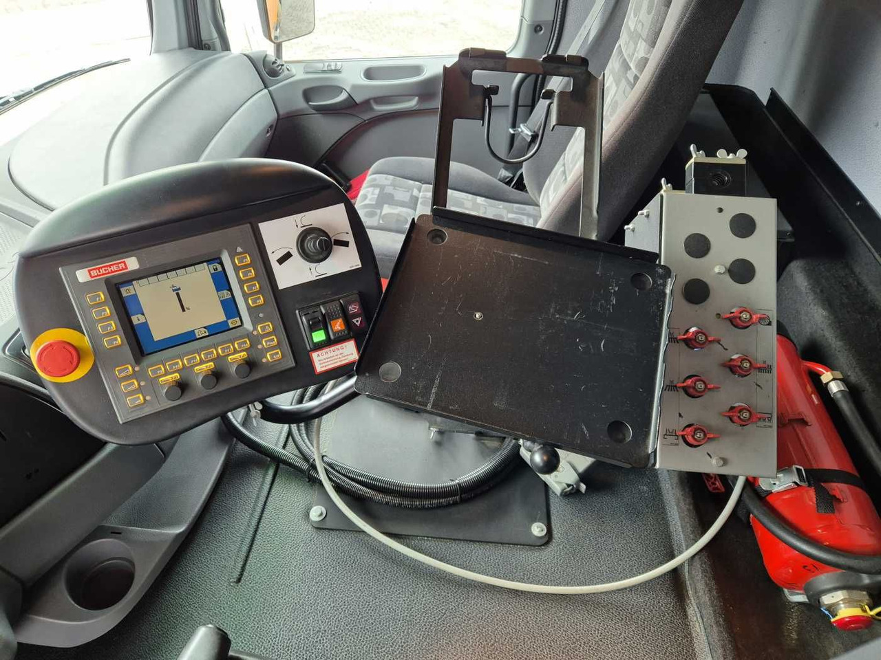 Mercedes-Benz Actros 2032 A 4x4 Bucher STKF 9500 Airport leasing Mercedes-Benz Actros 2032 A 4x4 Bucher STKF 9500 Airport: picture 12 Mercedes-Benz Actros 2032 A 4x4 Bucher STKF 9500 Airport leasing Mercedes-Benz Actros 2032 A 4x4 Bucher STKF 9500 Airport: picture 12