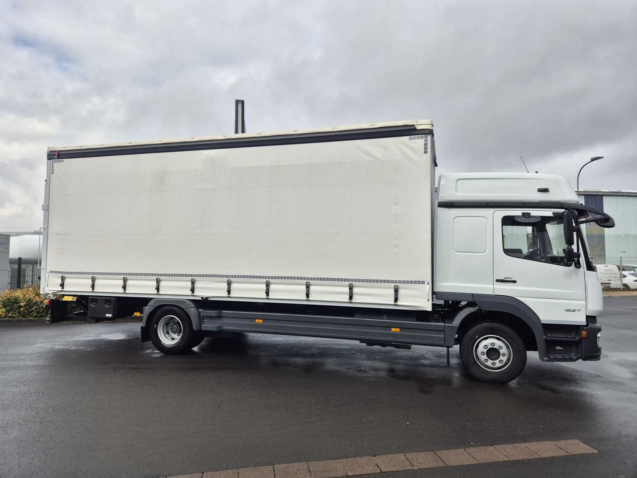 Mercedes-Benz Atego 1527 L L-Haus LBW Palfinger 1.500kg 2 Bett - Curtain side truck: picture 4 Mercedes-Benz Atego 1527 L L-Haus LBW Palfinger 1.500kg 2 Bett - Curtain side truck: picture 4