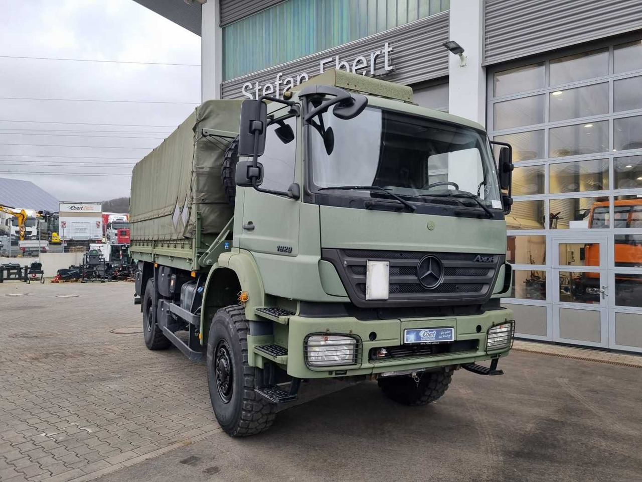 Mercedes-Benz Axor 1829 A 4x4 Pritsche/Plane 10 Stück - Dropside/ Flatbed truck: picture 3 Mercedes-Benz Axor 1829 A 4x4 Pritsche/Plane 10 Stück - Dropside/ Flatbed truck: picture 3