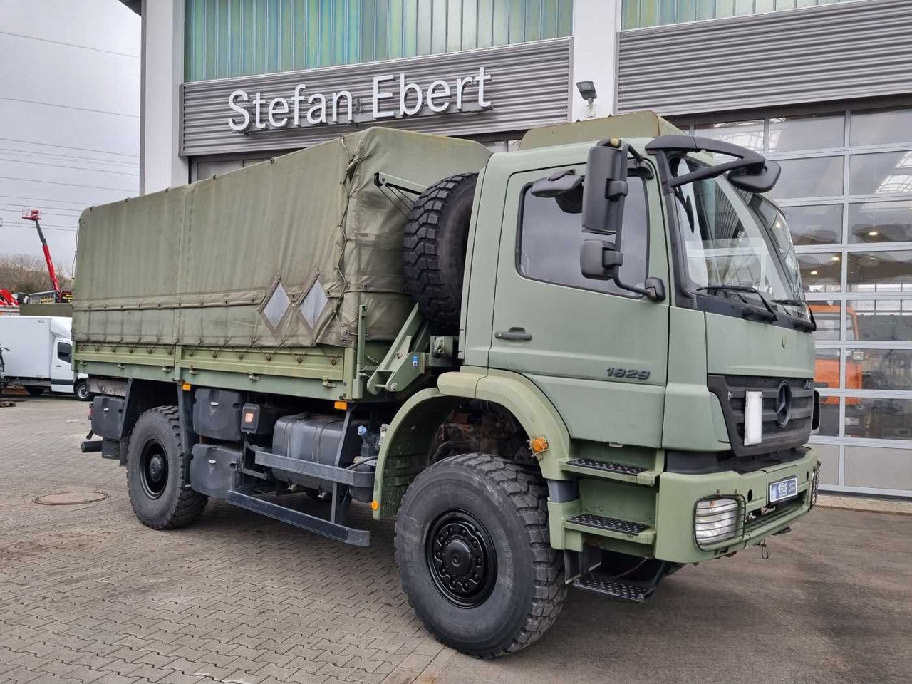 Mercedes-Benz Axor 1829 A 4x4 Pritsche/Plane 10 Stück - Dropside/ Flatbed truck: picture 5 Mercedes-Benz Axor 1829 A 4x4 Pritsche/Plane 10 Stück - Dropside/ Flatbed truck: picture 5