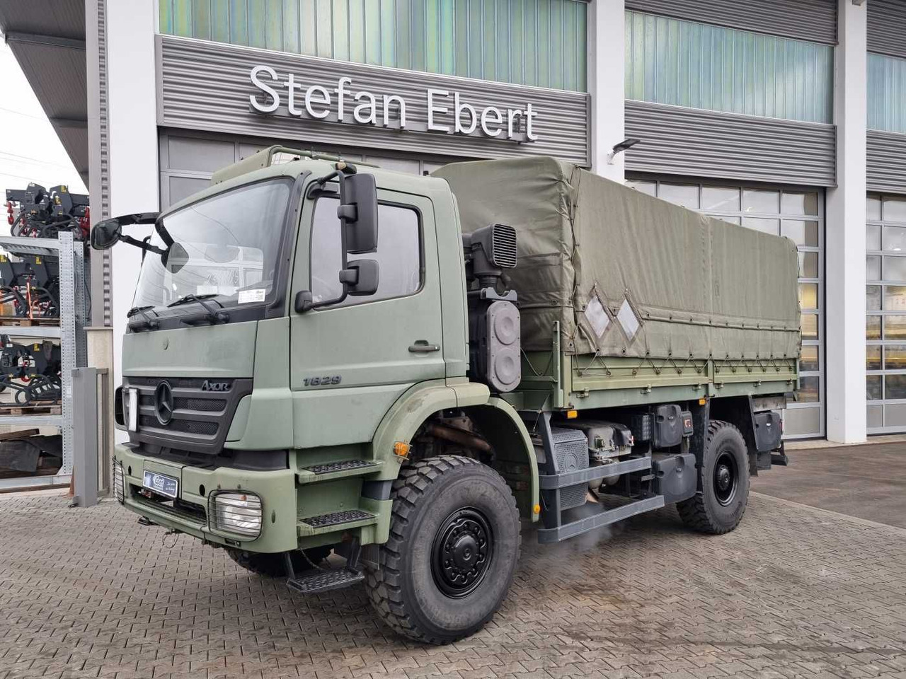 Mercedes-Benz Axor 1829 A 4x4 Pritsche/Plane 10 Stück - Curtain side truck: picture 1 Mercedes-Benz Axor 1829 A 4x4 Pritsche/Plane 10 Stück - Curtain side truck: picture 1