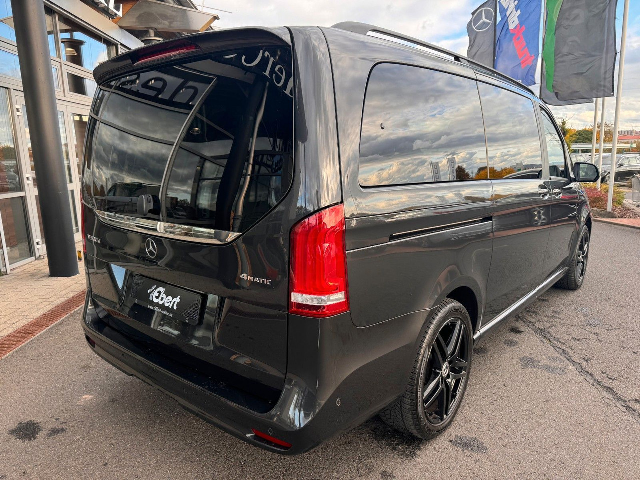 Mercedes-Benz V 300 d 4MATIC AVA ED AMG DISTR Stdh AHK2,5 PANO - Passenger van: picture 4 Mercedes-Benz V 300 d 4MATIC AVA ED AMG DISTR Stdh AHK2,5 PANO - Passenger van: picture 4