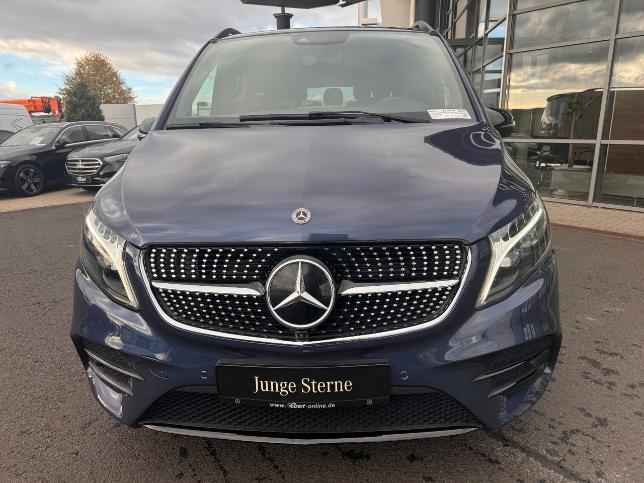Mercedes-Benz V 300 d AVA ED AMG AHK2,5to DISTRONIC - Passenger van: picture 2 Mercedes-Benz V 300 d AVA ED AMG AHK2,5to DISTRONIC - Passenger van: picture 2