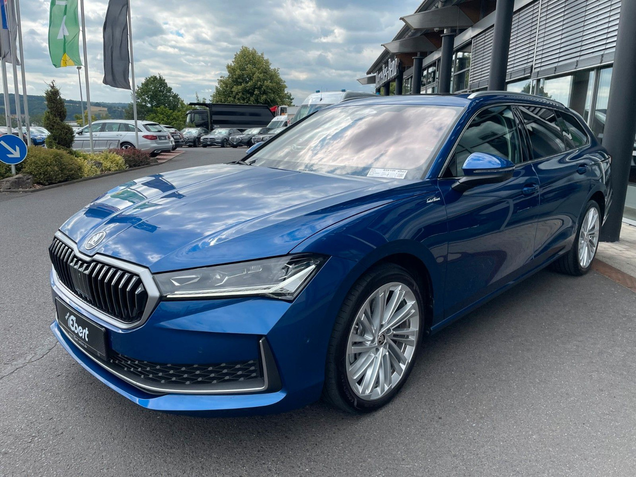 Skoda Superb Combi 2.0 TDI 4x4 L&K HUD+360°+AHK+Pano - Estate car: picture 2 Skoda Superb Combi 2.0 TDI 4x4 L&K HUD+360°+AHK+Pano - Estate car: picture 2