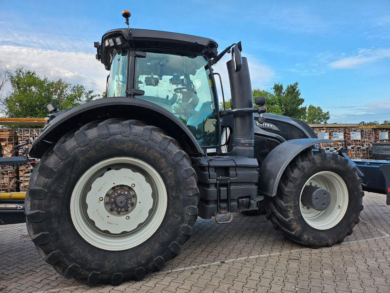Valtra S374 / nur: 1.980h! / 06.2017 / Holzhacker - Wood chipper: picture 2 Valtra S374 / nur: 1.980h! / 06.2017 / Holzhacker - Wood chipper: picture 2