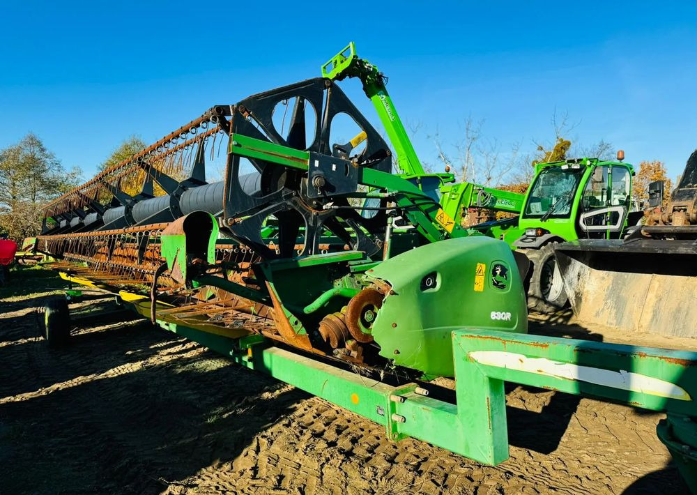 John Deere 630R - Combine header: picture 1 John Deere 630R - Combine header: picture 1