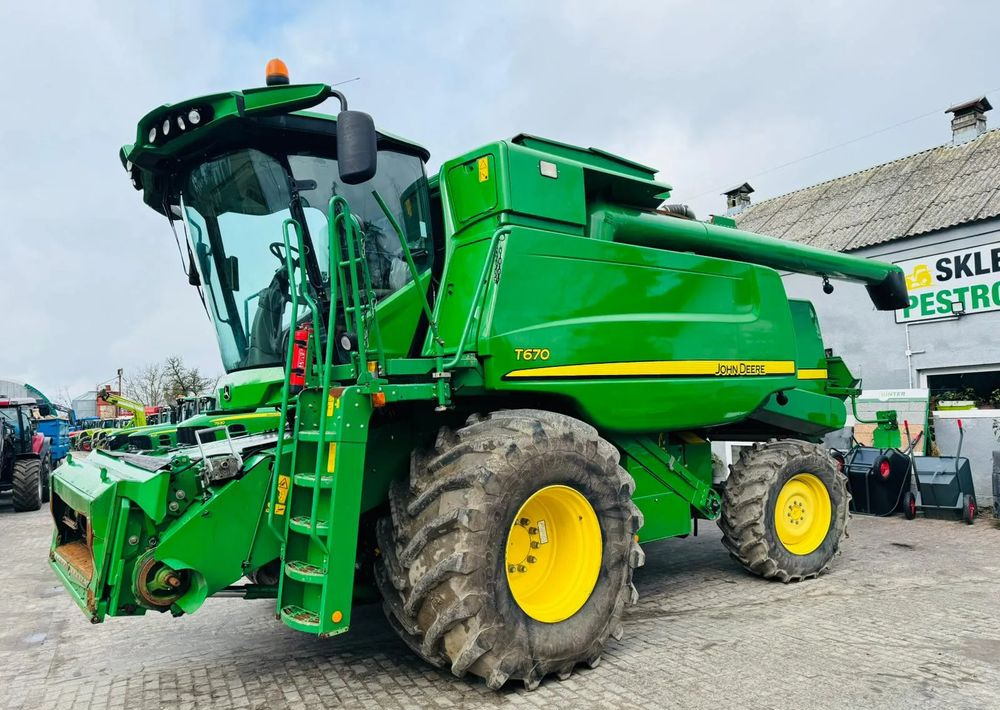John Deere T670 - Combine harvester: picture 2 John Deere T670 - Combine harvester: picture 2