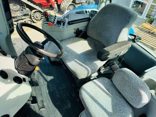 New Holland T8020 - Farm tractor: picture 4 New Holland T8020 - Farm tractor: picture 4