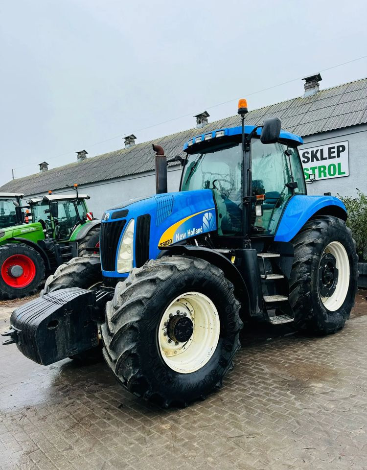 New Holland T8020 - Farm tractor: picture 1 New Holland T8020 - Farm tractor: picture 1