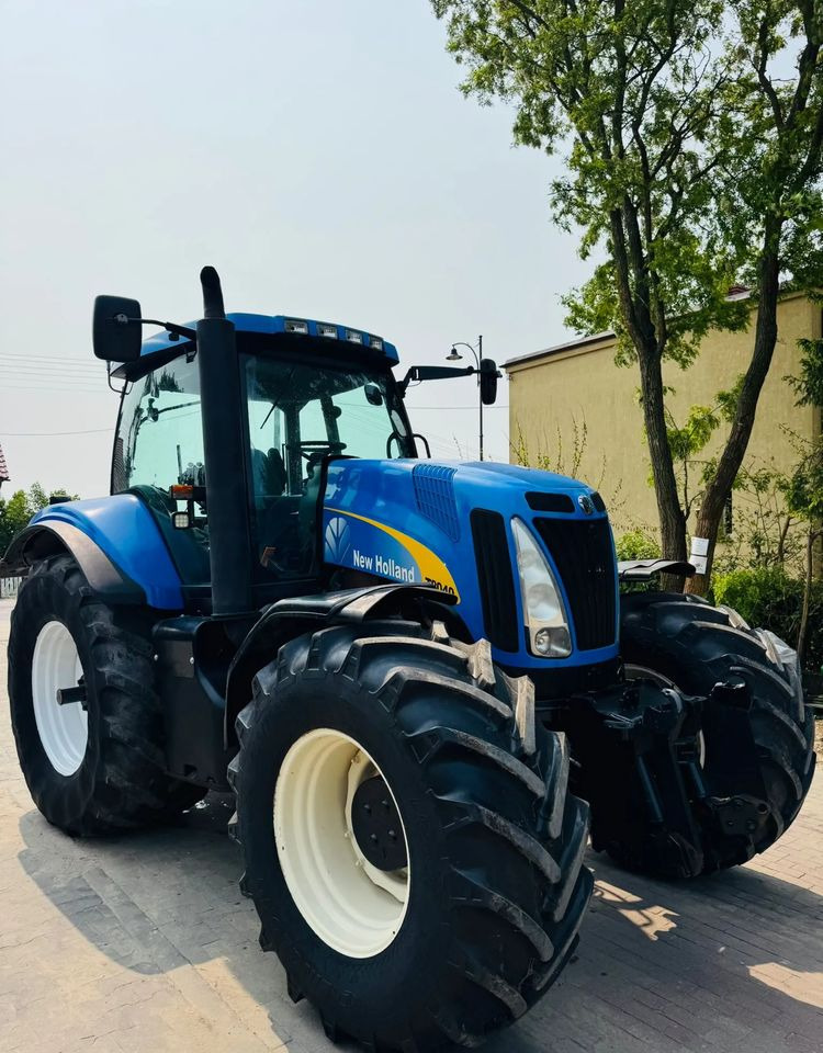 New Holland T8040 - Farm tractor: picture 1 New Holland T8040 - Farm tractor: picture 1