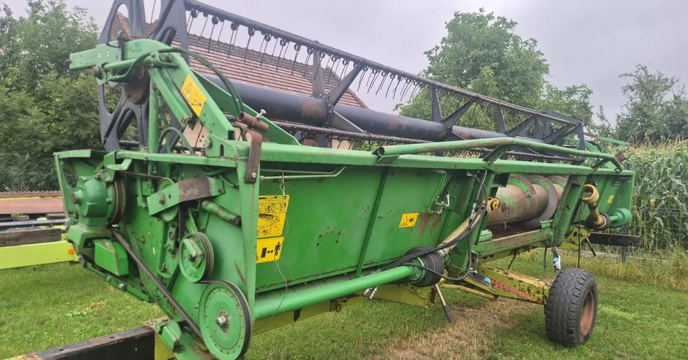 John Deere 922 - Combine header: picture 2 John Deere 922 - Combine header: picture 2