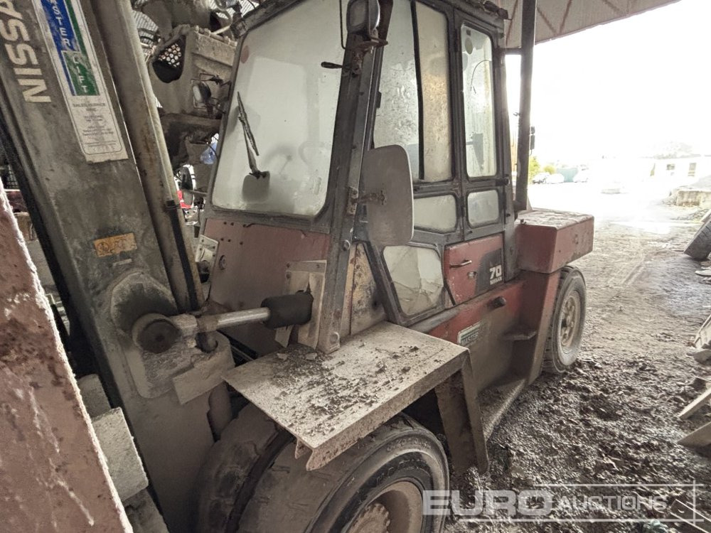 2003 Nissan 7t Diesel forklift, C/w Concrete Bin - Forklift: picture 4 2003 Nissan 7t Diesel forklift, C/w Concrete Bin - Forklift: picture 4