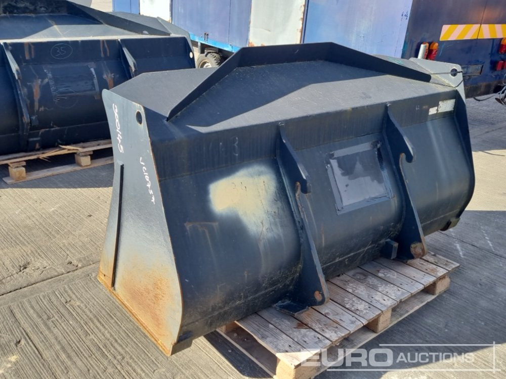 2018 JCB 74" Loading Bucket to suit Wheeled Loader - Bucket: picture 3 2018 JCB 74" Loading Bucket to suit Wheeled Loader - Bucket: picture 3