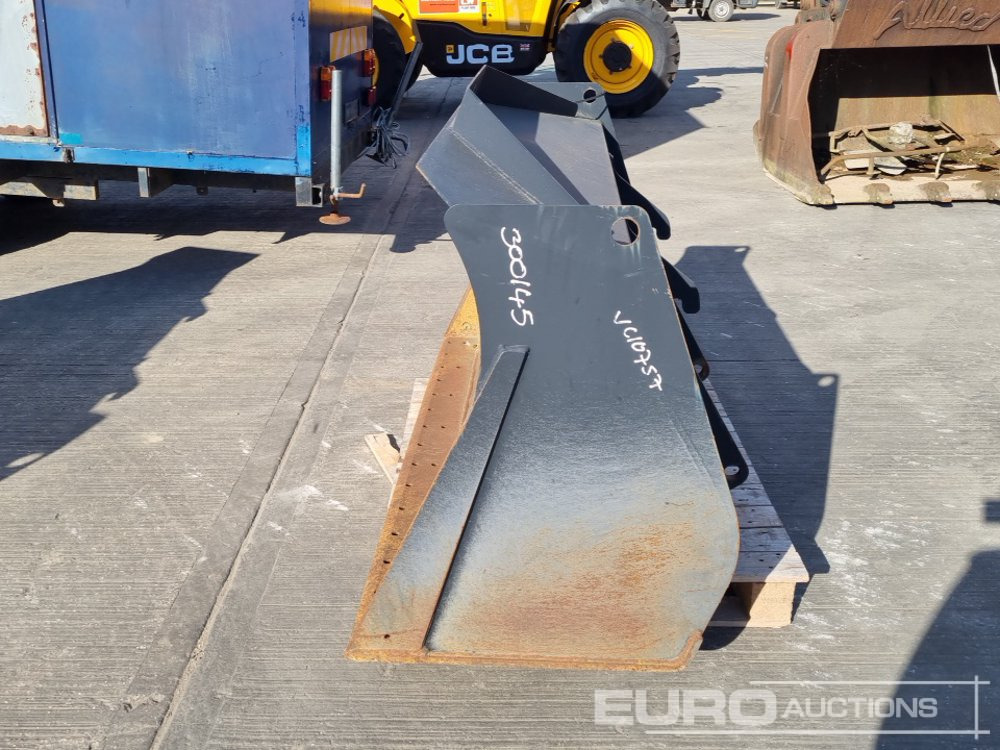 2018 JCB 74" Loading Bucket to suit Wheeled Loader - Bucket: picture 2 2018 JCB 74" Loading Bucket to suit Wheeled Loader - Bucket: picture 2