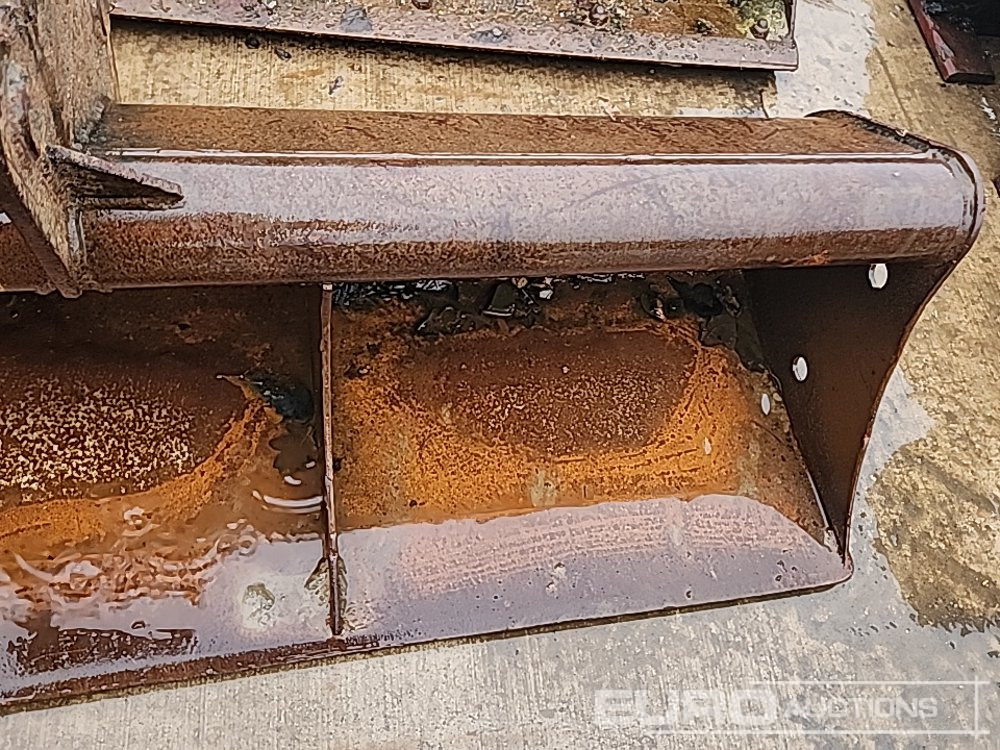 Bucket 72" Ditching Bucket 45mm Pin to suit 4-6 Ton Excavator: picture 8