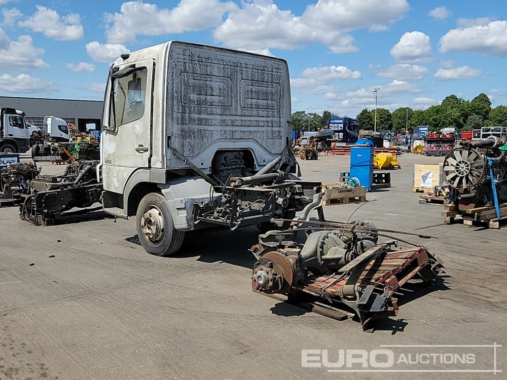 Chassis Cab Cut Off, Pallet of Spare Parts - Cab for Truck: picture 3 Chassis Cab Cut Off, Pallet of Spare Parts - Cab for Truck: picture 3