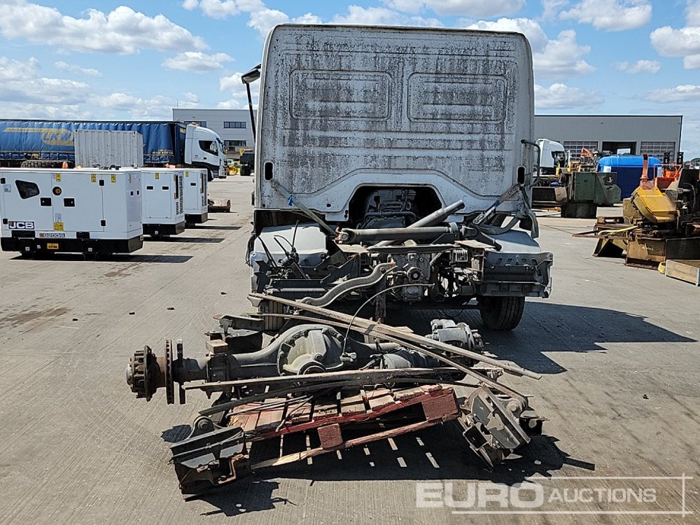 Chassis Cab Cut Off, Pallet of Spare Parts - Cab for Truck: picture 4 Chassis Cab Cut Off, Pallet of Spare Parts - Cab for Truck: picture 4
