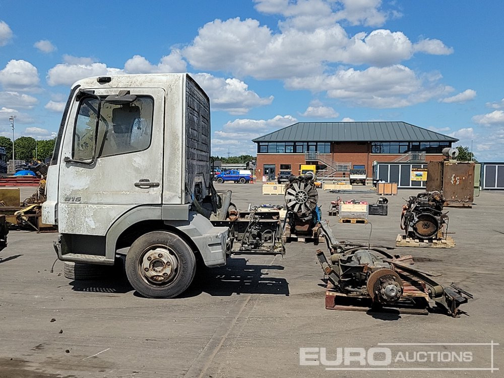 Chassis Cab Cut Off, Pallet of Spare Parts - Cab for Truck: picture 2 Chassis Cab Cut Off, Pallet of Spare Parts - Cab for Truck: picture 2