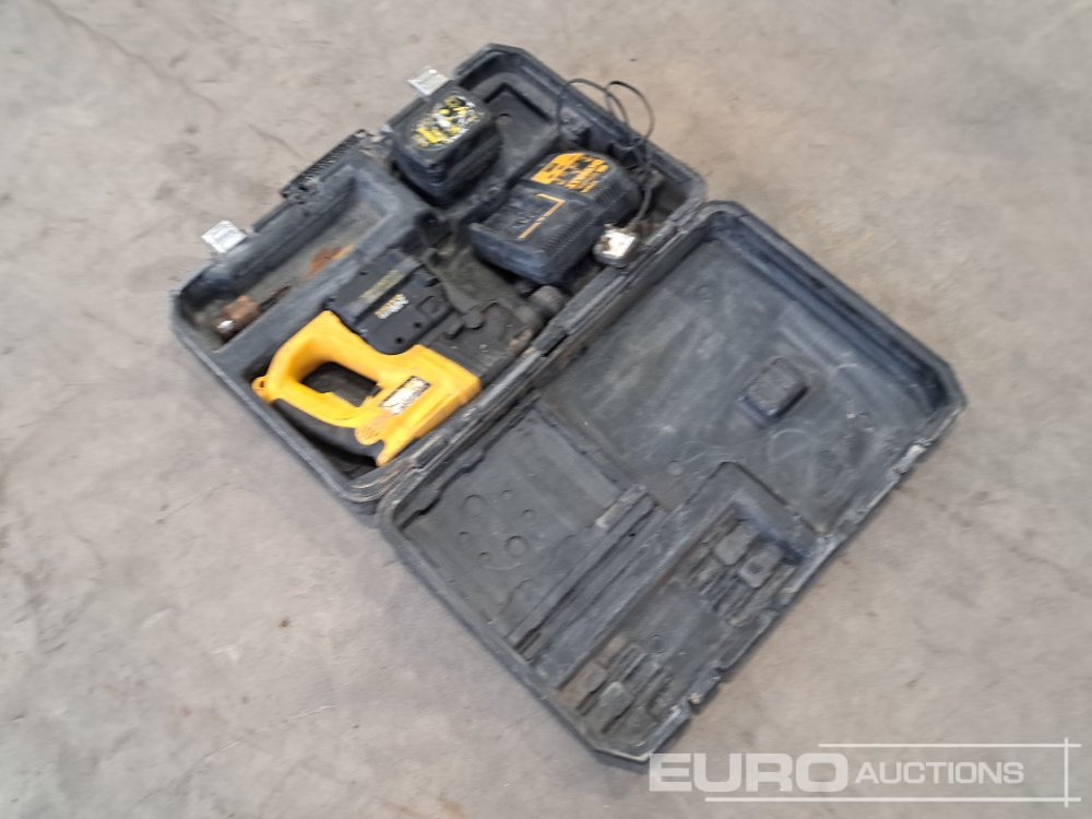 Dewalt Cordless Hammer Drill with 2x Batteries & Case - Garage equipment: picture 3 Dewalt Cordless Hammer Drill with 2x Batteries & Case - Garage equipment: picture 3