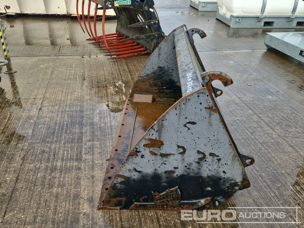 Rhinox 60" Loading Bucket to suit Telehandler - Bucket: picture 4 Rhinox 60" Loading Bucket to suit Telehandler - Bucket: picture 4