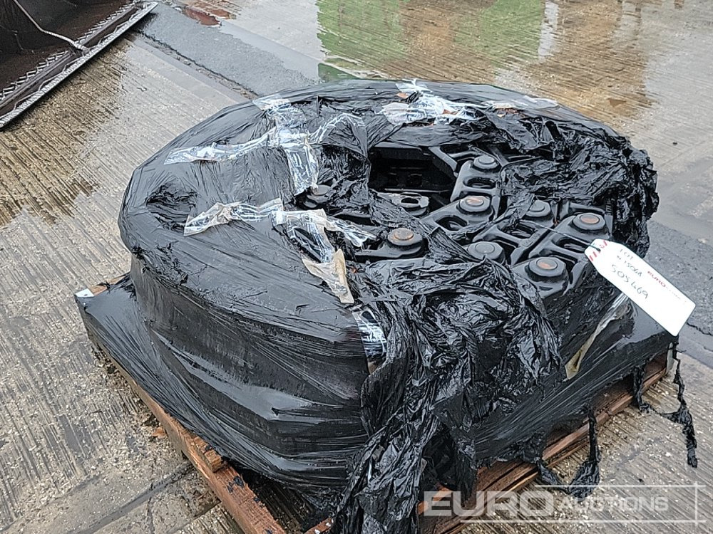 Track Chain (2 of) To Suit Hitachi ZX130 - Spare parts: picture 4 Track Chain (2 of) To Suit Hitachi ZX130 - Spare parts: picture 4