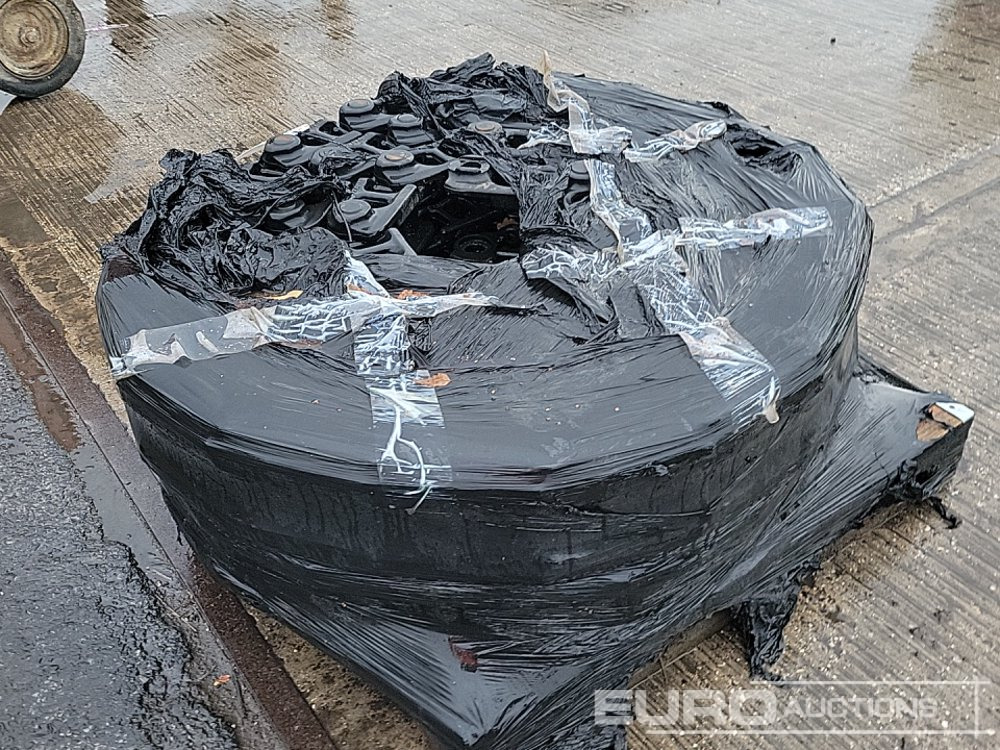 Track Chain (2 of) To Suit Hitachi ZX130 - Spare parts: picture 2 Track Chain (2 of) To Suit Hitachi ZX130 - Spare parts: picture 2