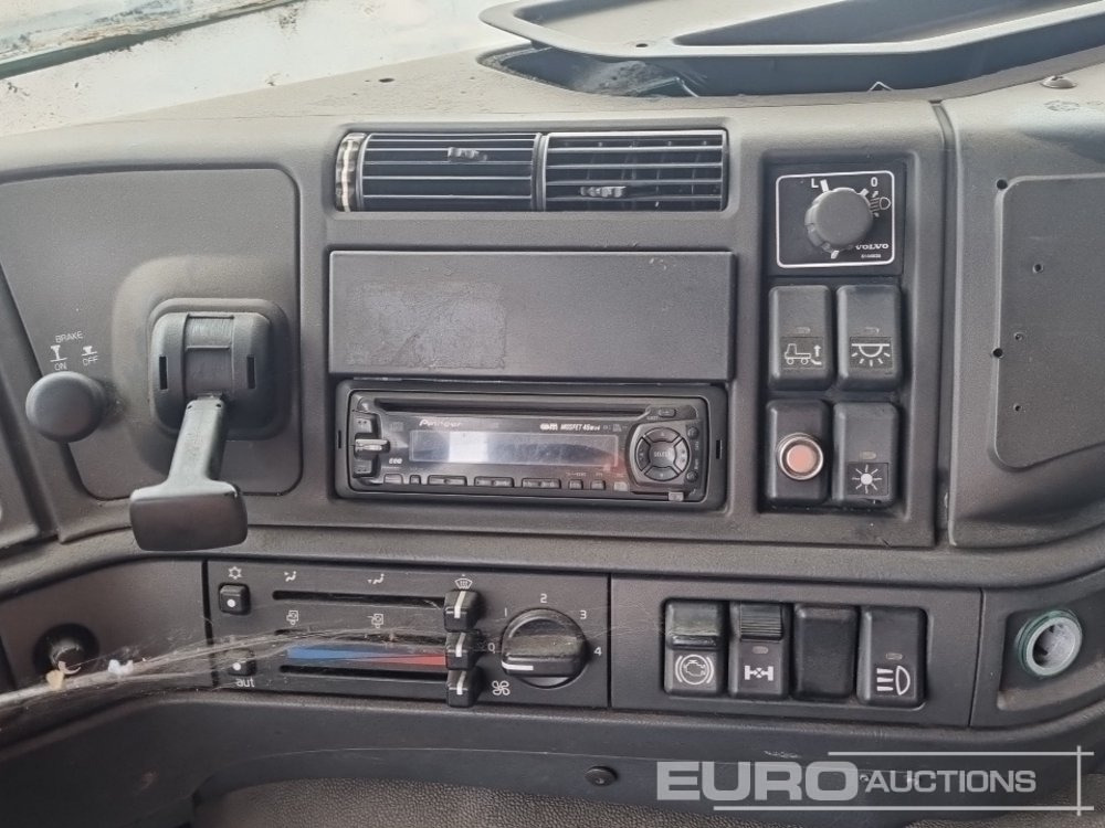 Cab chassis truck Volvo FM12: picture 27