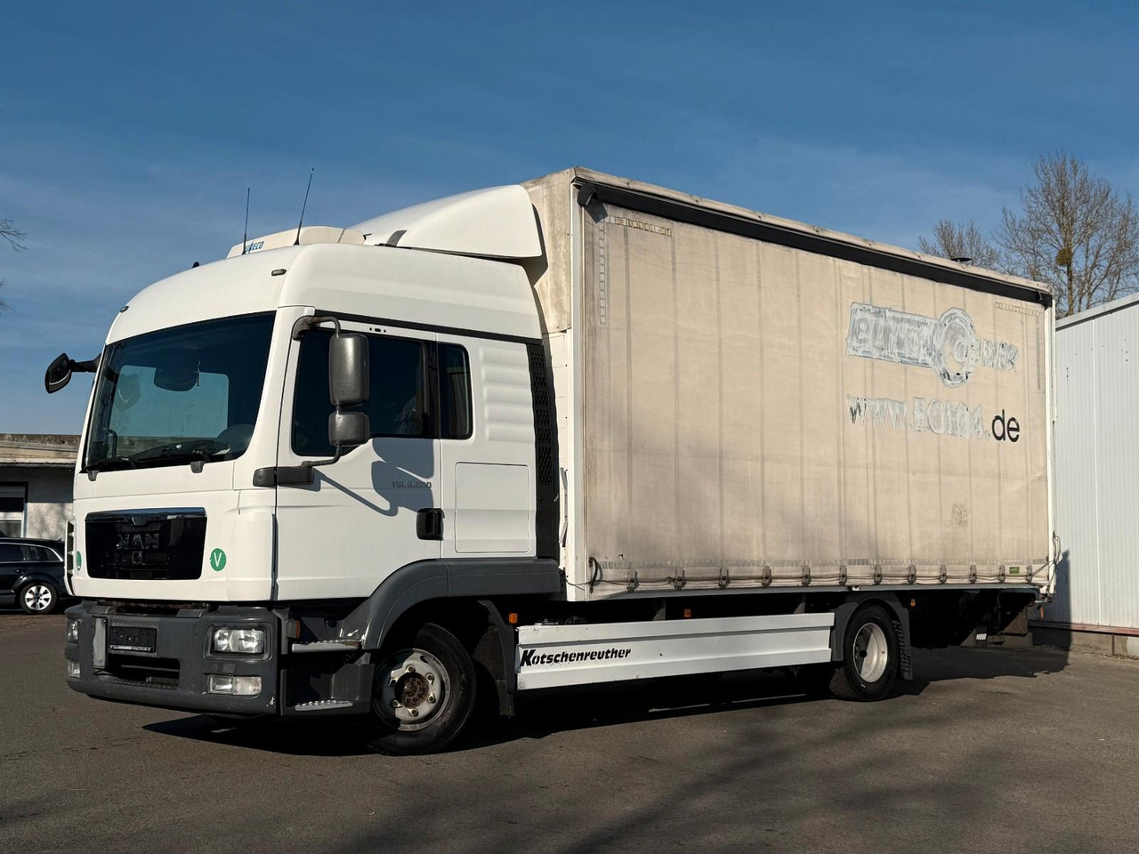 MAN 8.220/Koffer/Schlafkabine/AHK/Ladebord - Curtain side van: picture 1 MAN 8.220/Koffer/Schlafkabine/AHK/Ladebord - Curtain side van: picture 1