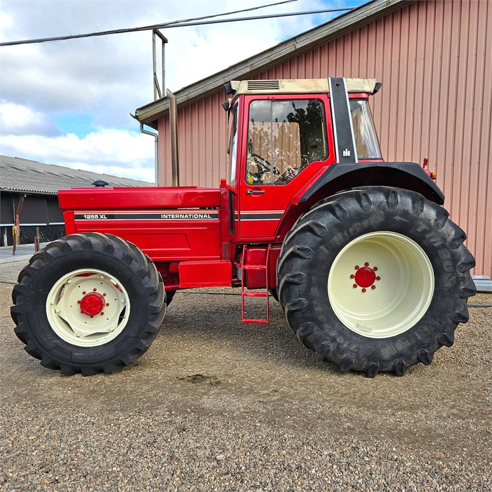 CASE IH 1255 XL - Farm tractor: picture 3 CASE IH 1255 XL - Farm tractor: picture 3