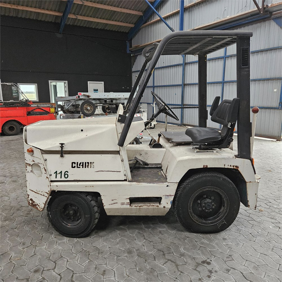 Clark CT30 - Terminal tractor: picture 2 Clark CT30 - Terminal tractor: picture 2