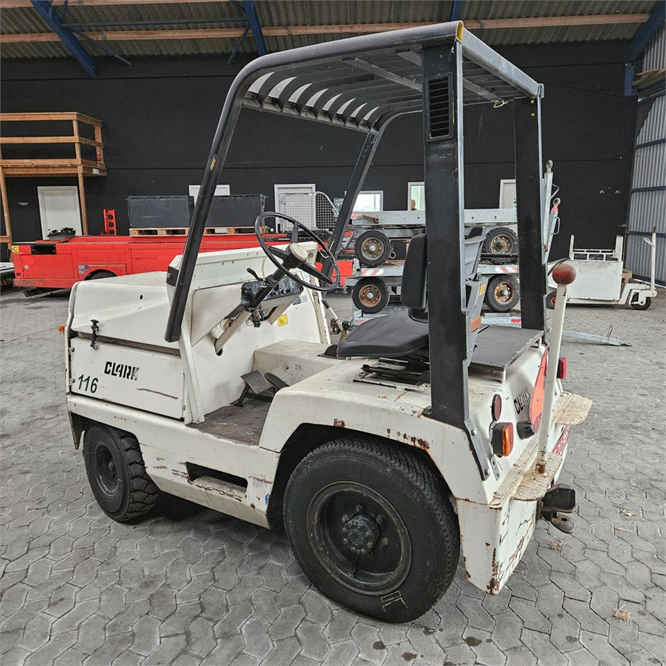 Clark CT30 - Terminal tractor: picture 3 Clark CT30 - Terminal tractor: picture 3